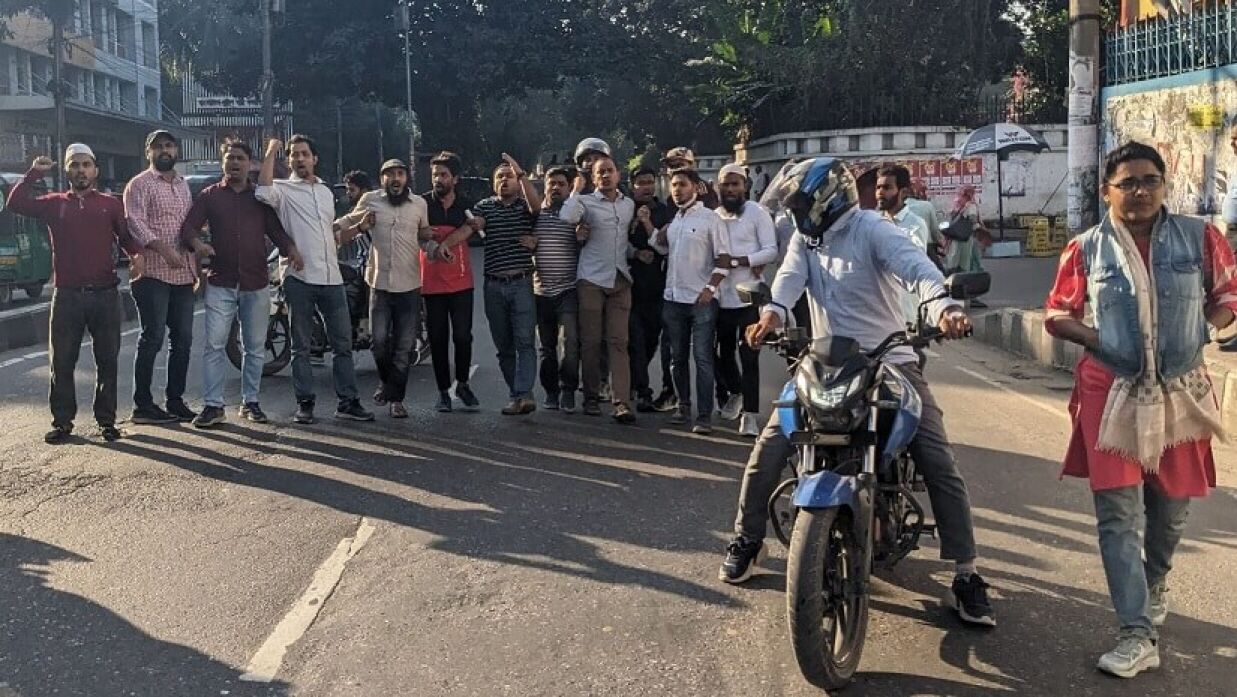 হরতালের সমর্থনে রমনা থানা এলাকায় বিক্ষোভ করেছেন ছাত্রদলের নেতা-কর্মীরা