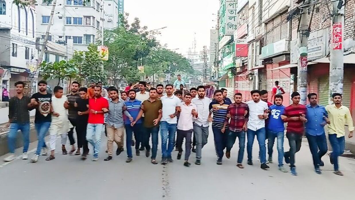 হরতালের সমর্থনে রাজধানীর সায়েদাবাদ এলাকায় বিক্ষোভ মিছিল করেন ছাত্রদলের নেতা-কর্মীরা