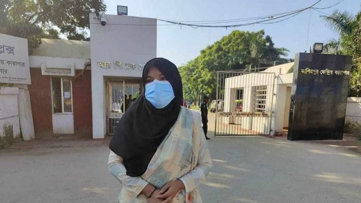 জবি ছাত্রী খাদিজাতুল কুবরা আজ কারাগার থেকে মুক্তি পেয়েছেন
