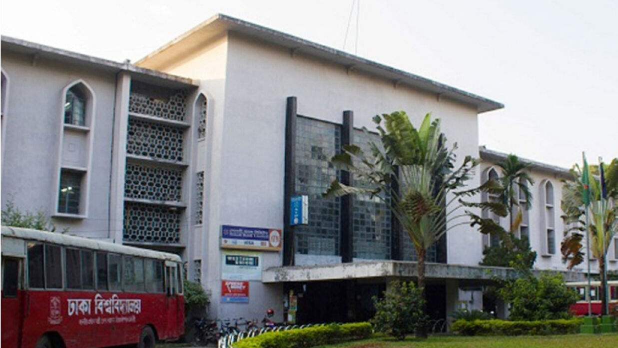 ঢাবির রেজিস্ট্রার বিল্ডিংয়ের মূল ফটক
