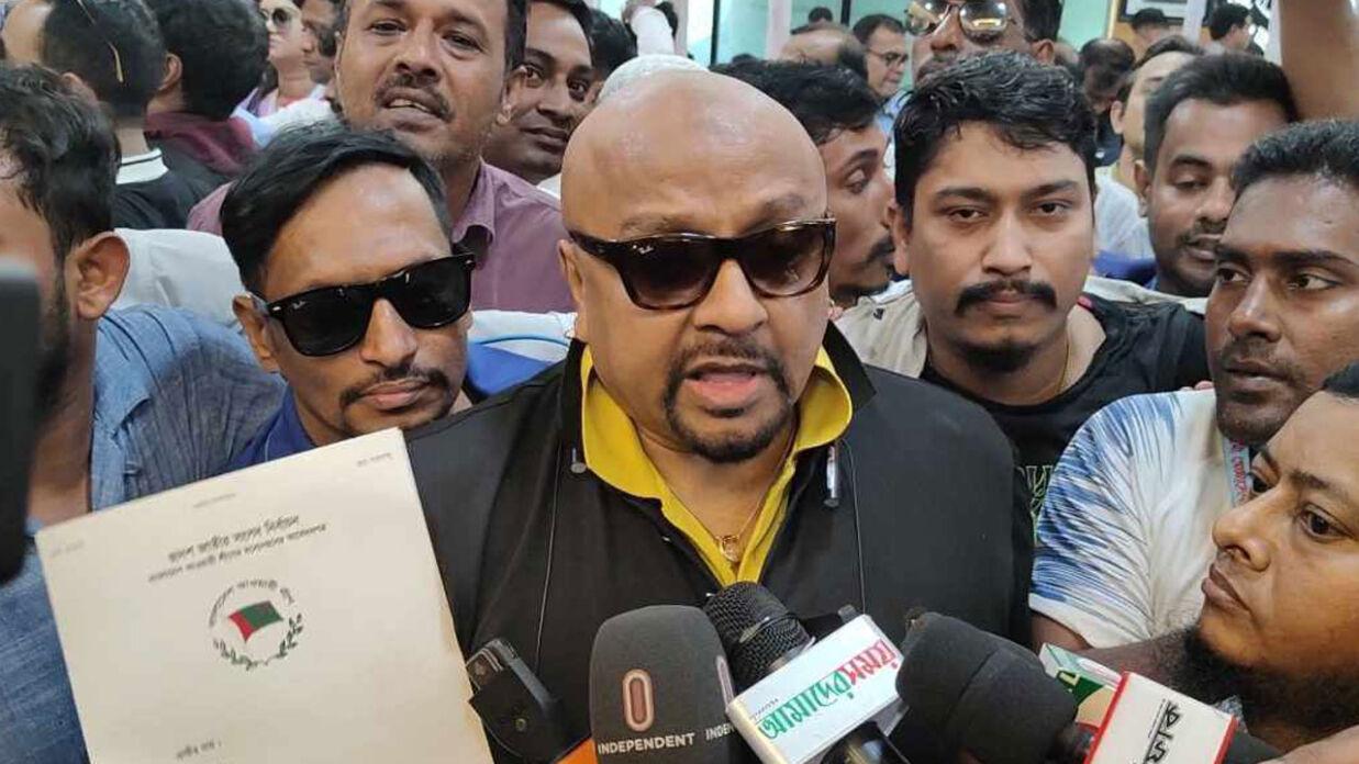 মনোনয়ন ফরম তোলার পর চিত্রনায়ক মাসুদ পারভেজ রুবেল