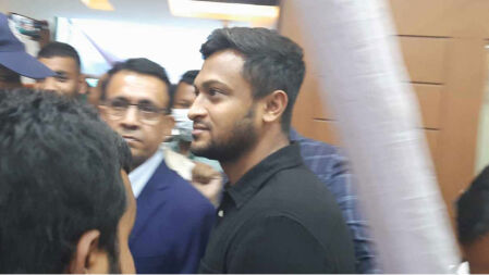 সশরীরে এসে মনোনয়ন ফরম জমা দিলেন সাকিব আল হাসান