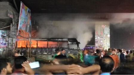 অবরোধের আগের রাতে যাত্রাবাড়ীতে বাসে আগুন, আহত ১