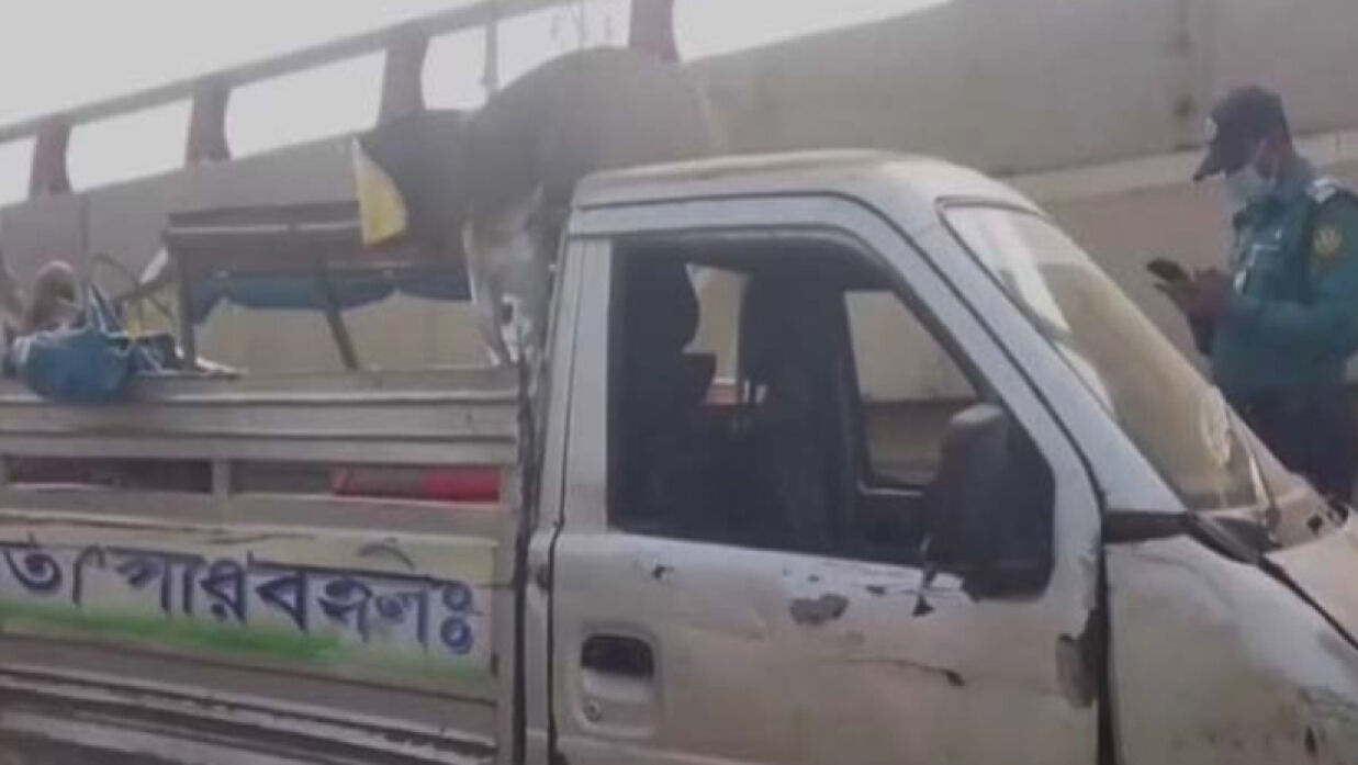 বাসের ধাক্কায় নারীসহ লেগুনার তিন যাত্রী নিহত