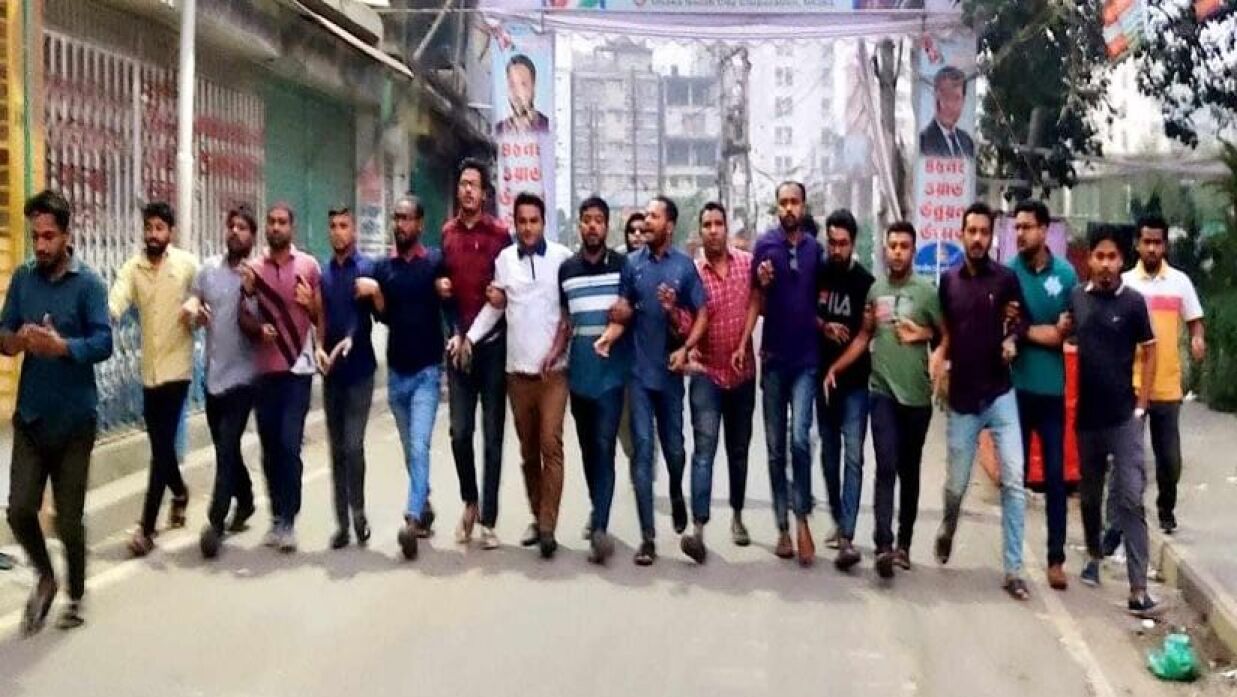 রাজধানীর ধুপখোলা এলাকায় বিক্ষোভ মিছিল করেছে জবি ছাত্রদল