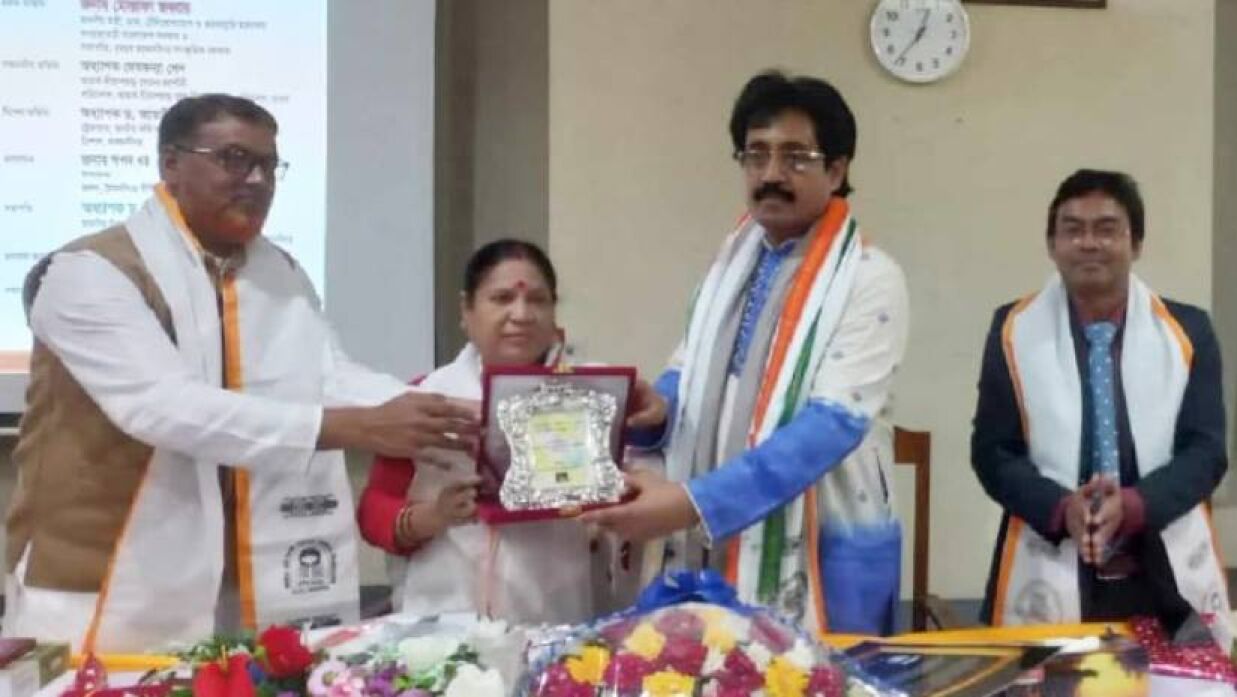 ভারতের দীনেশ-রবীন্দ্রপত্র সম্মাননা পেলেন অধ্যাপক সৌমিত্র শেখর