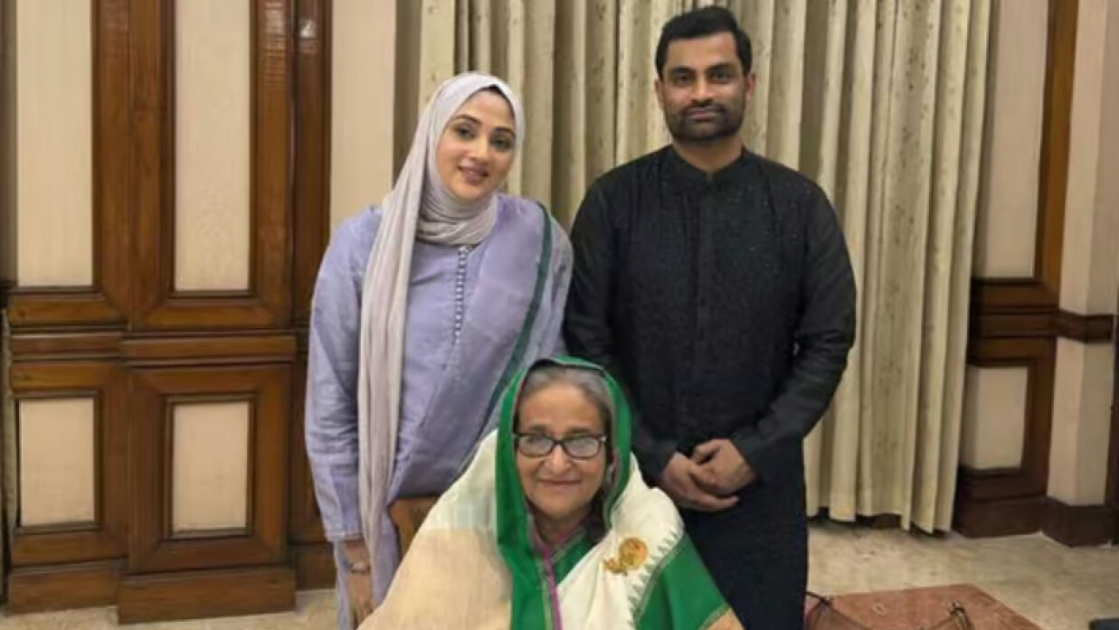 তামিমের সঙ্গে তার স্ত্রী আয়েশা ইকবালও ছিলেন