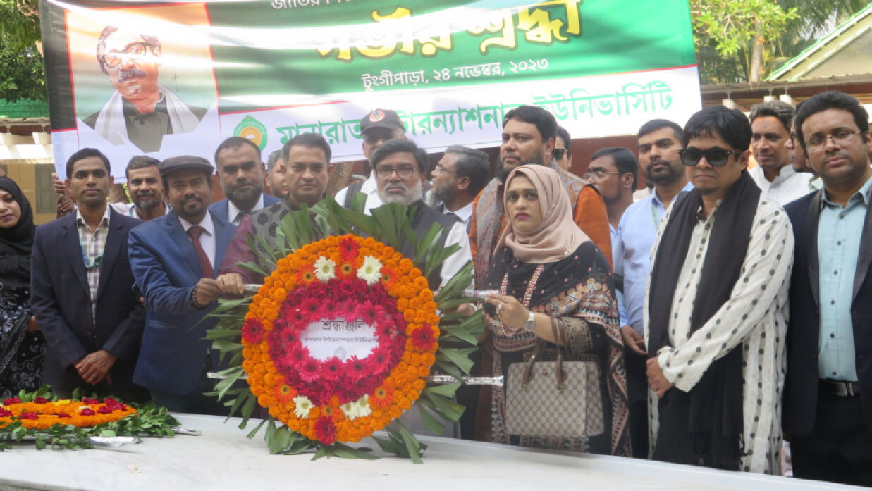 শিক্ষক ও কর্মকর্তা-কর্মচারীদের নিয়ে বঙ্গবন্ধুর সমাধিতে শ্রদ্ধা নিবেদন করছেন উপাচার্য অধ্যাপক ড. মুহাম্মদ আব্দুছ ছবুর খান