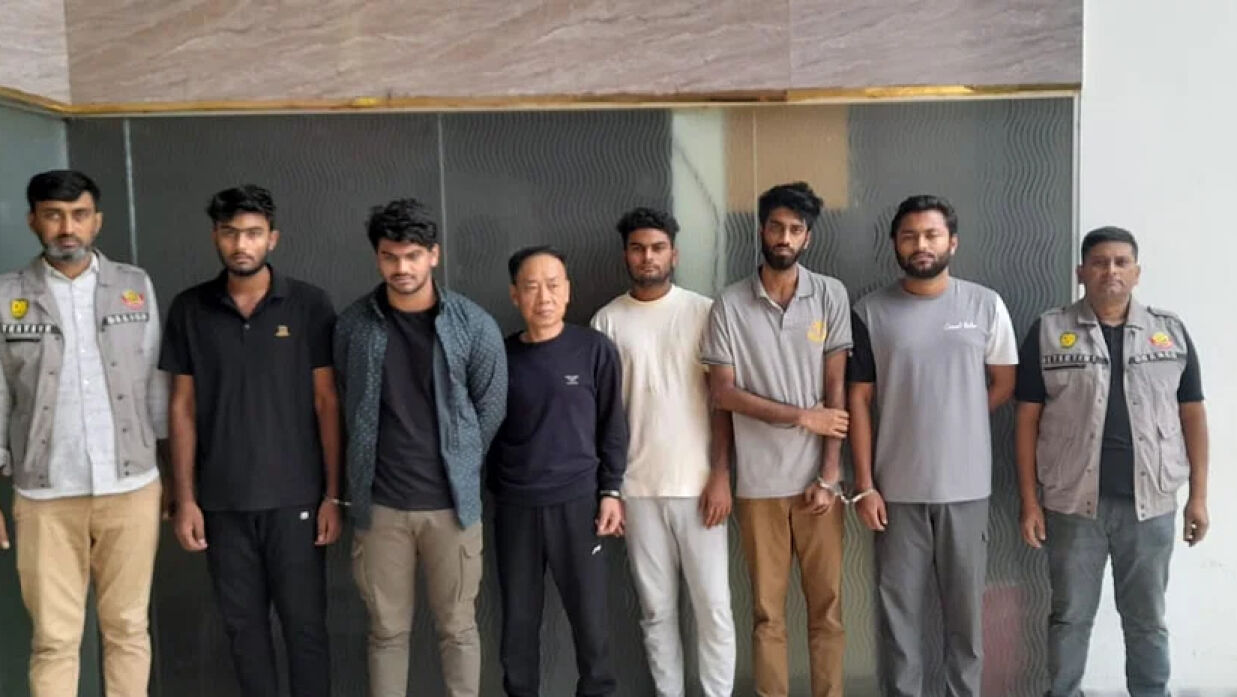 ফেসবুক লিংকে চাপ দিয়েই খোয়ালেন ৮ লাখ টাকা