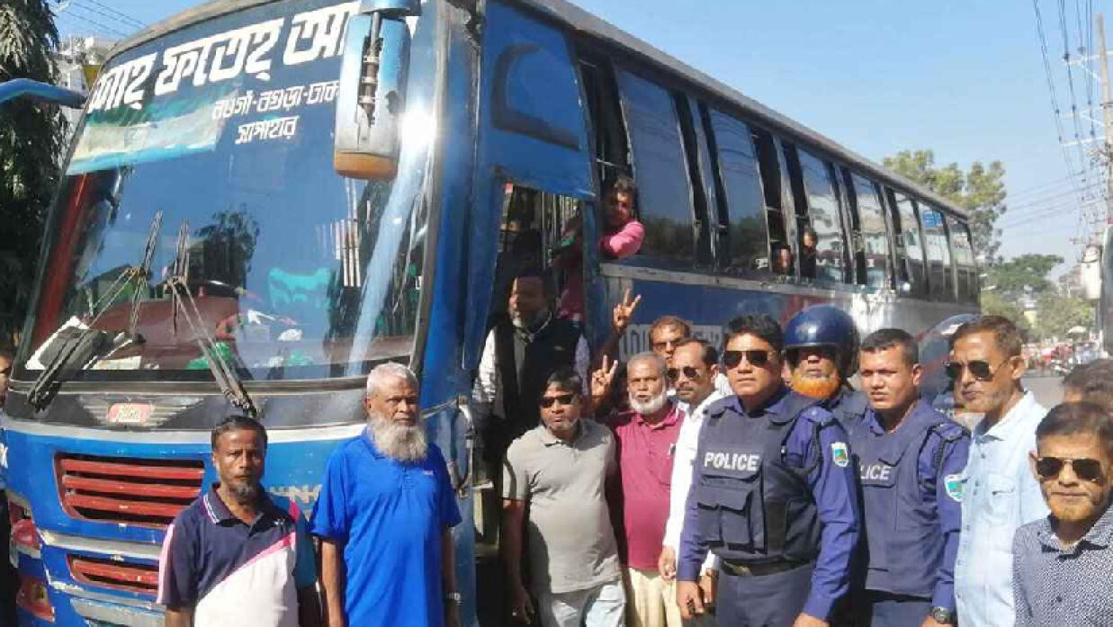 বগুড়ায় আইন শৃঙ্খলা বাহিনীর সদস্যদের পাহারায় ঢাকার উদ্দেশ্যে ছেড়ে যায় বাস