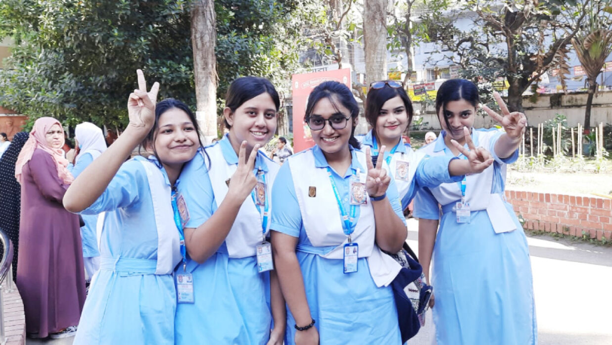 কাঙ্ক্ষিত ফলাফল প্রাপ্তির পর বিজয় চিহ্ন প্রদর্শণ করছেন শিক্ষার্থীরা