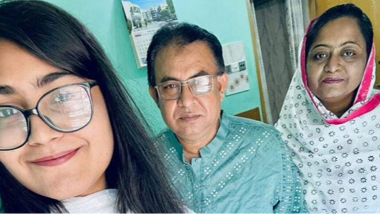 বাবা মায়ের সঙ্গে মাহাদিয়াত রহমান ইলা