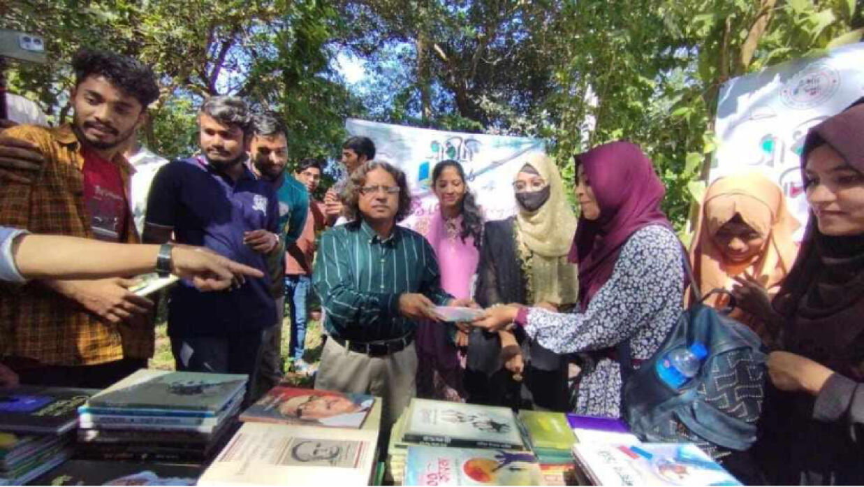 ১০ টাকায় স্বল্পমূল্যে বই বিতরণ করল ‘স্বাধীন চিরকুট’