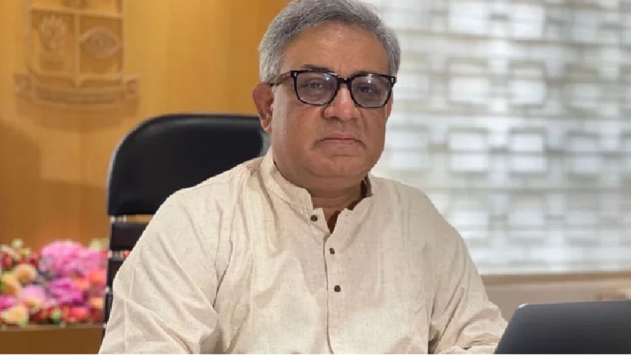 প্রতিদিন ফেসবুক ব্যবহার করেন ঢাবি ভিসি, জানেন নানা সমস্যাও