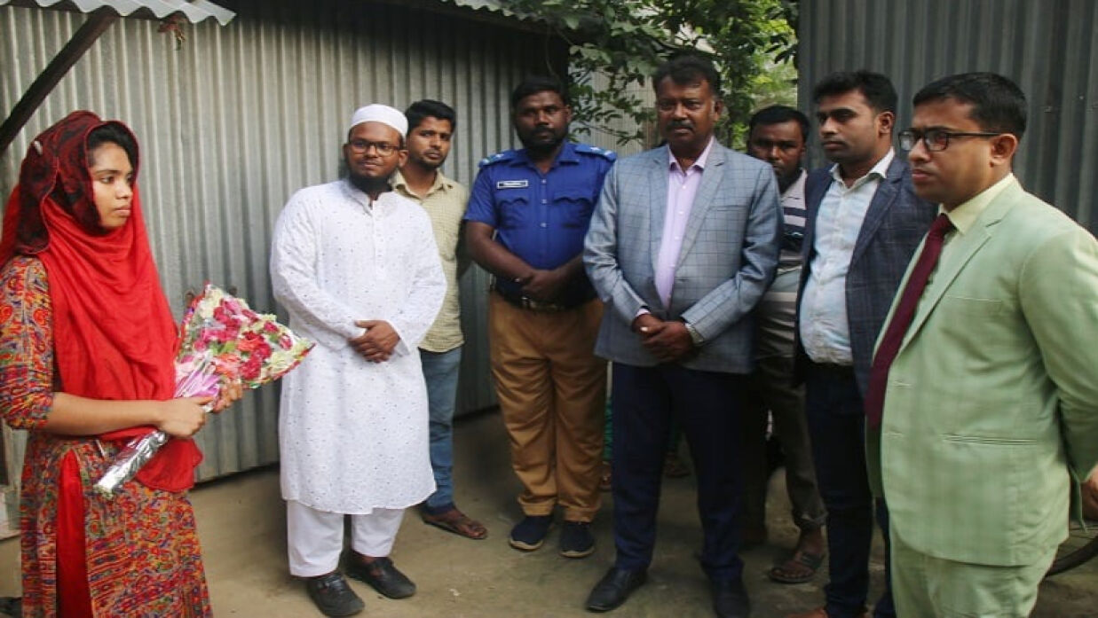 স্মৃতি পারভীনের বাড়িতে গিয়ে ফুলের শুভেচ্ছা জানান ইউএনও