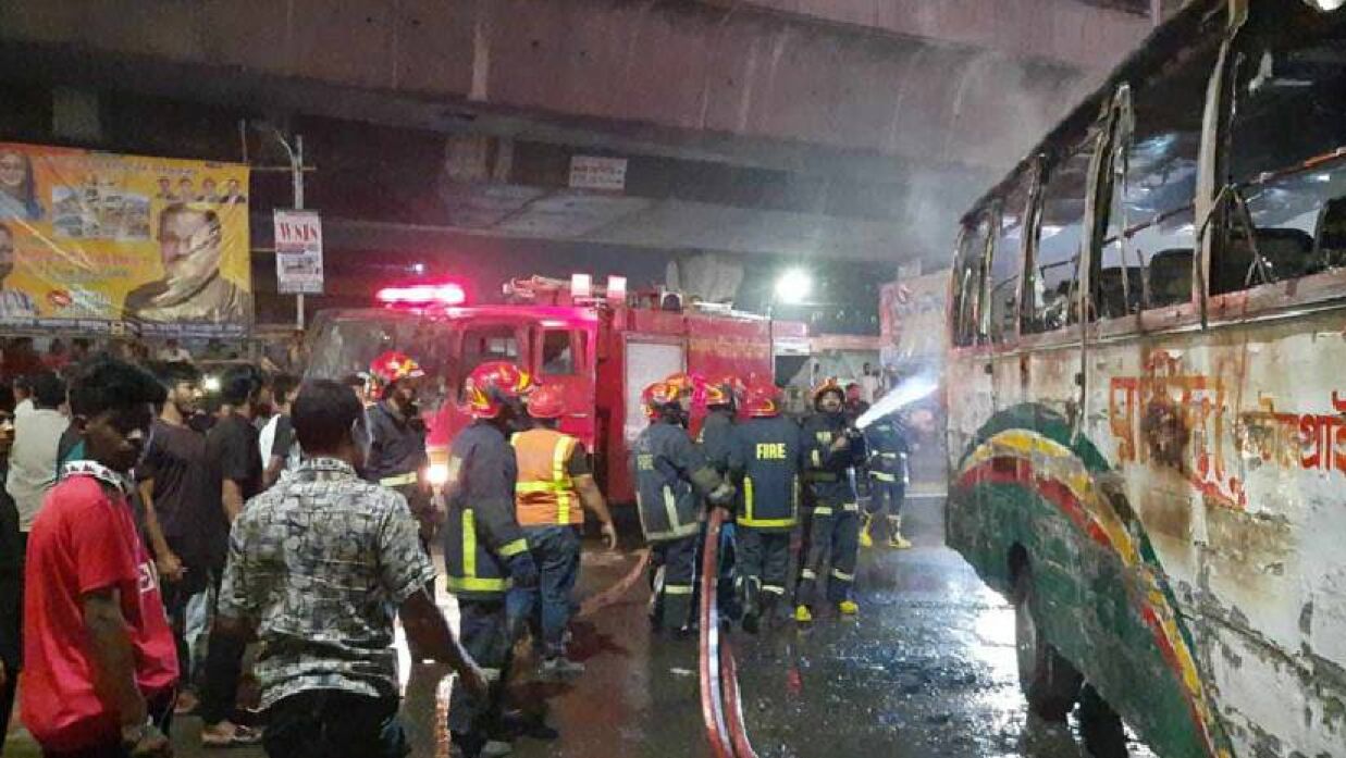 রাজধানীর সায়েদাবাদে একটি বাসে আগুন দিয়েছে দুর্বিত্তরা