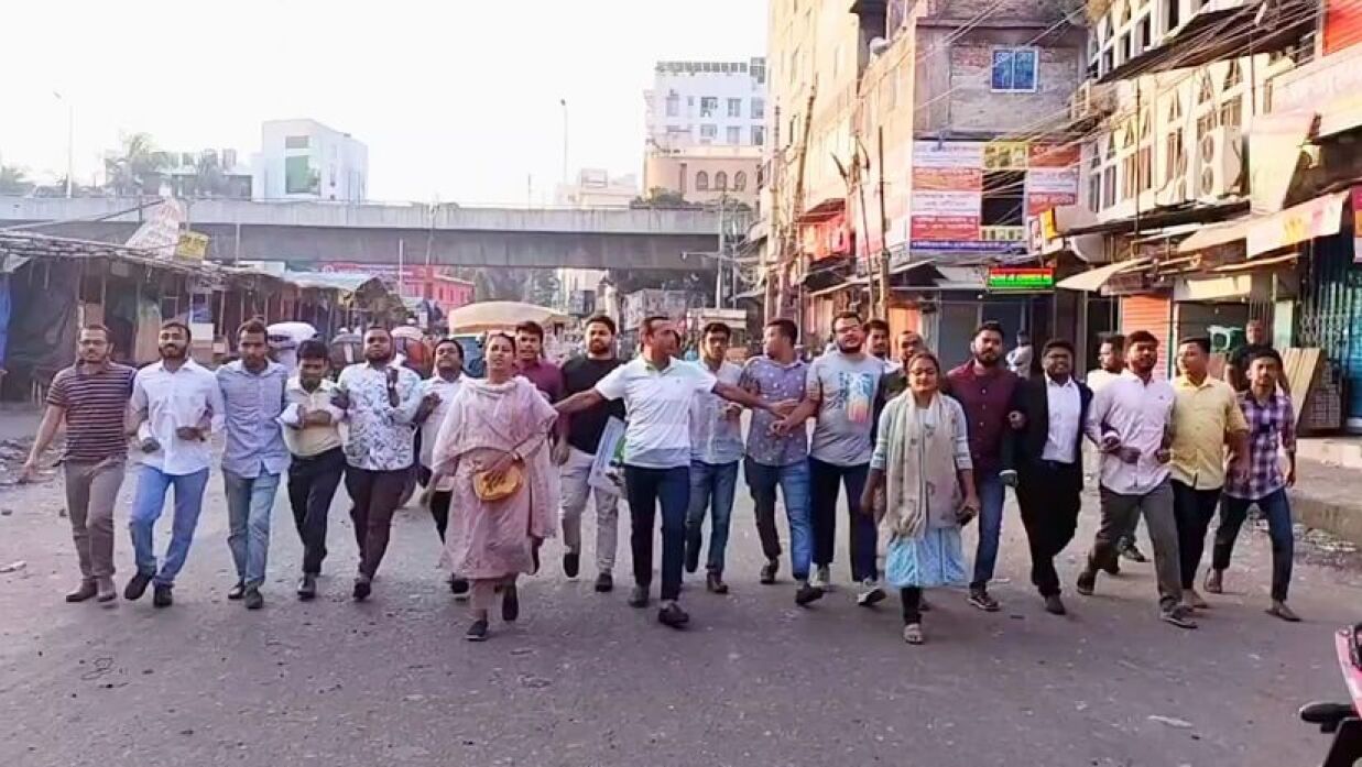 রাজধানীর বঙ্গবাজার এলাকায় ছাত্রদলের বিক্ষোভ