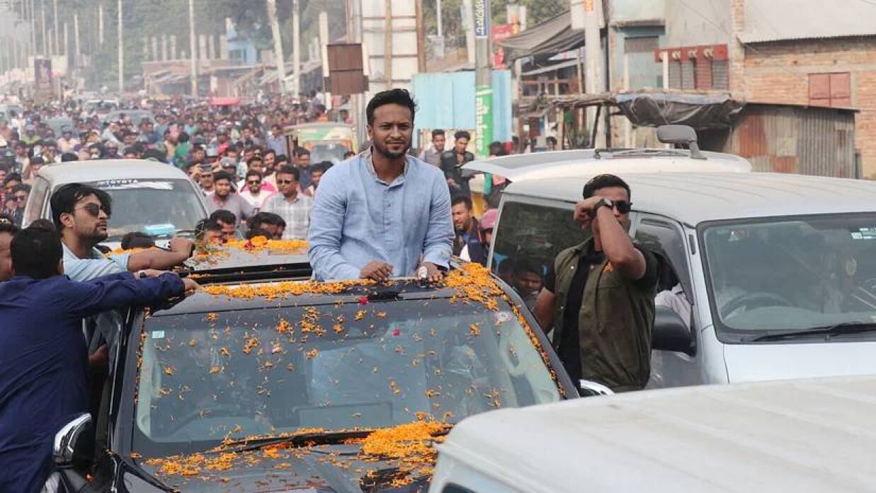 আওয়ামী লীগের প্রার্থী হওয়ার পর প্রথমবার মাগুরায় সাকিব। তাঁকে অভ্যর্থনা জানাতে অবস্থান নেন হাজারো নেতা-কর্মী ও সমর্থক