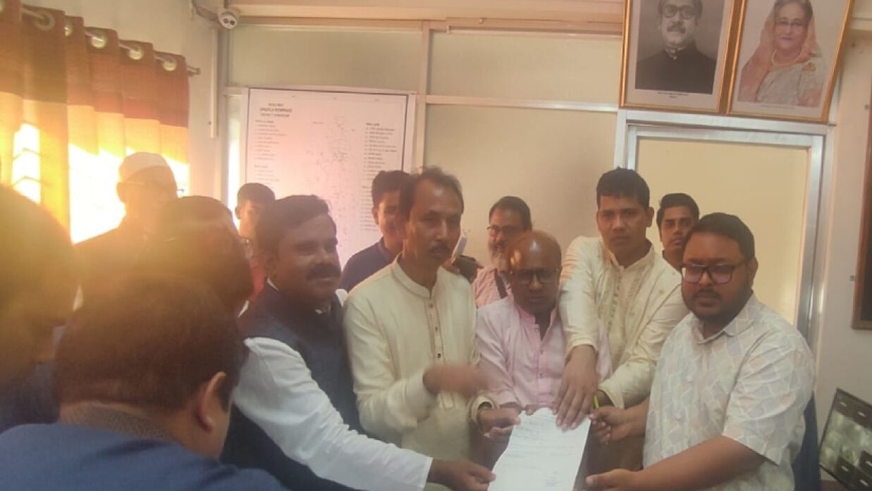 দলীয় নেতাকর্মীদের সঙ্গে নিয়ে মনোনয়ন জমা দেন অ্যাডভোকেট বিপ্লব হাসান পলাশ