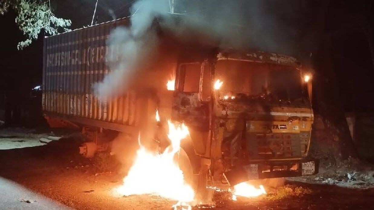 টঙ্গীতে দাঁড়িয়ে থাকা কাভার্ড ভ্যানে আগুন দিয়েছে দুর্বৃত্তরা