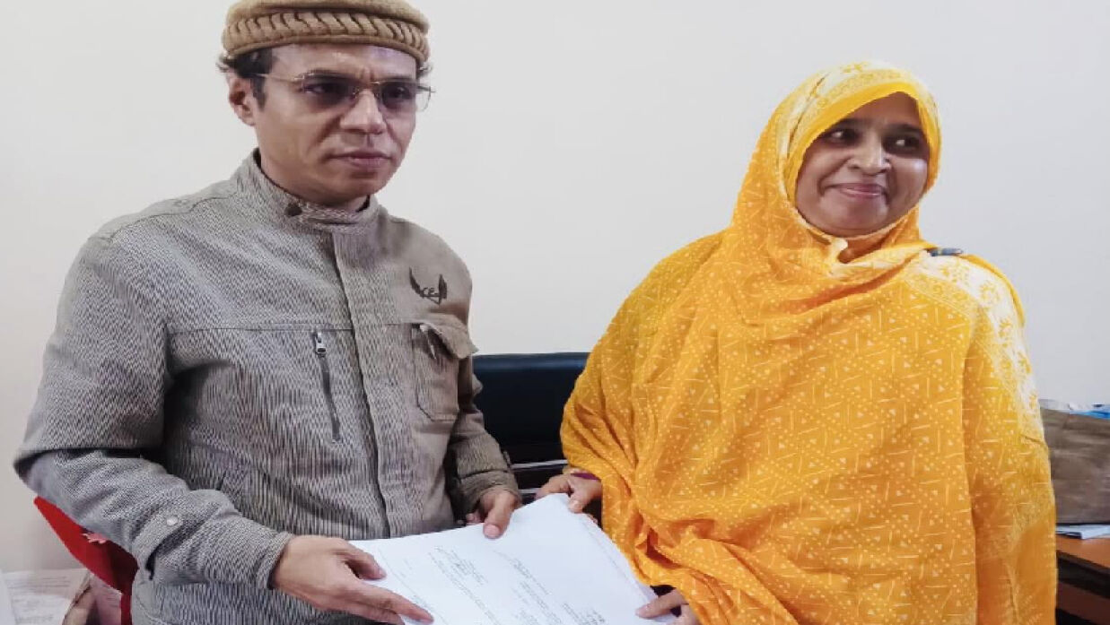 বিদায়ী সভাপতির কাছ থেকে দায়িত্ব নিচ্ছেন অধ্যাপক ড. শামীমা হায়দার