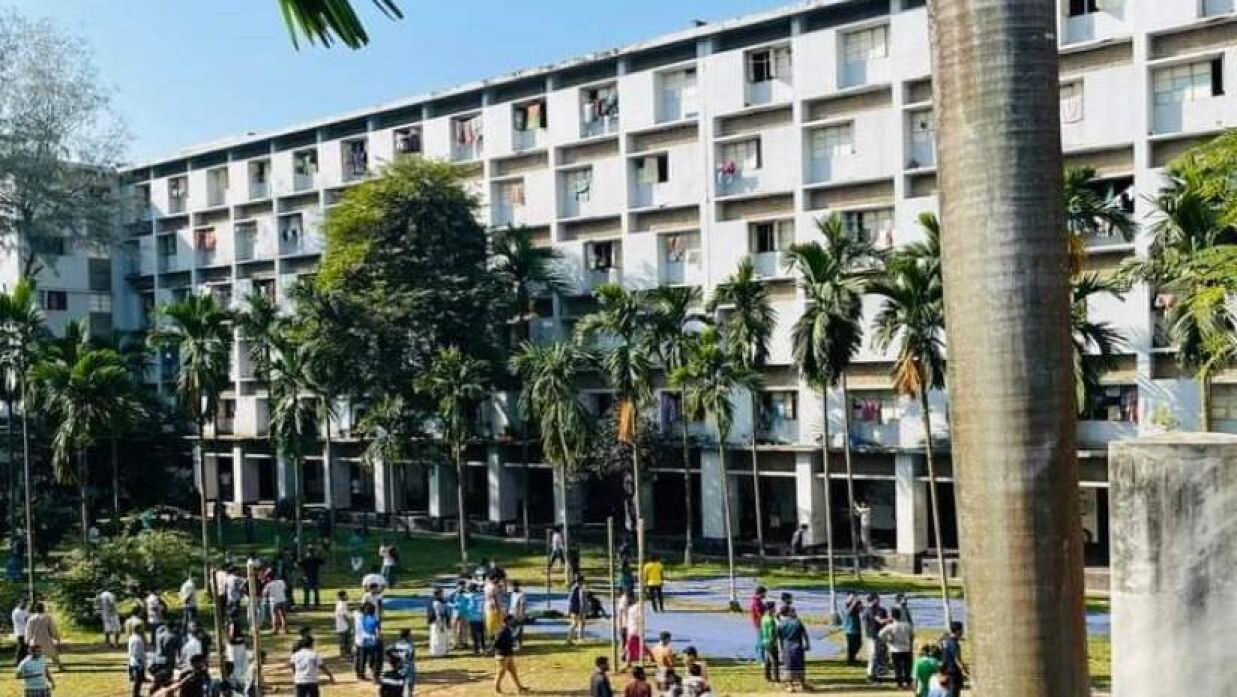 ভূমিকম্পে হাজী মুহম্মদ মুহসীন হলেও শিক্ষার্থীদের মাঝে আতঙ্ক ছড়িয়ে পড়েছে