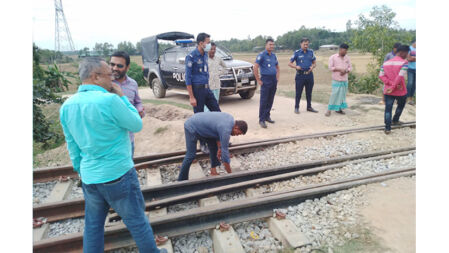 চলাচলের দ্বিতীয় দিনেই কক্সবাজার-ঢাকা রেলপথের নাটবল্টু খুলে নিল দুর্বৃত্তরা