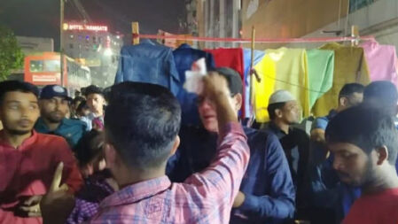 অবরোধের আগের রাতে ফার্মগেটে ককটেল বিস্ফোরণ, আহত ২