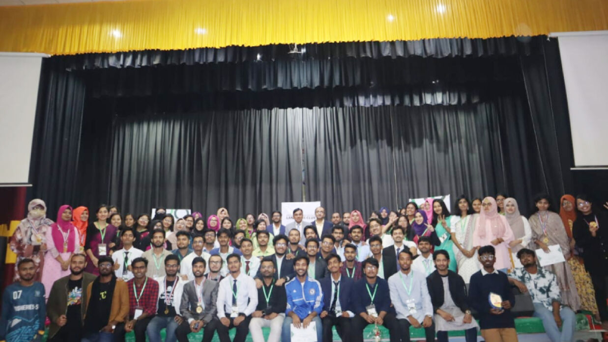 বিজয়ী শিক্ষার্থীদের সঙ্গে অতিথিবৃ্ন্দ