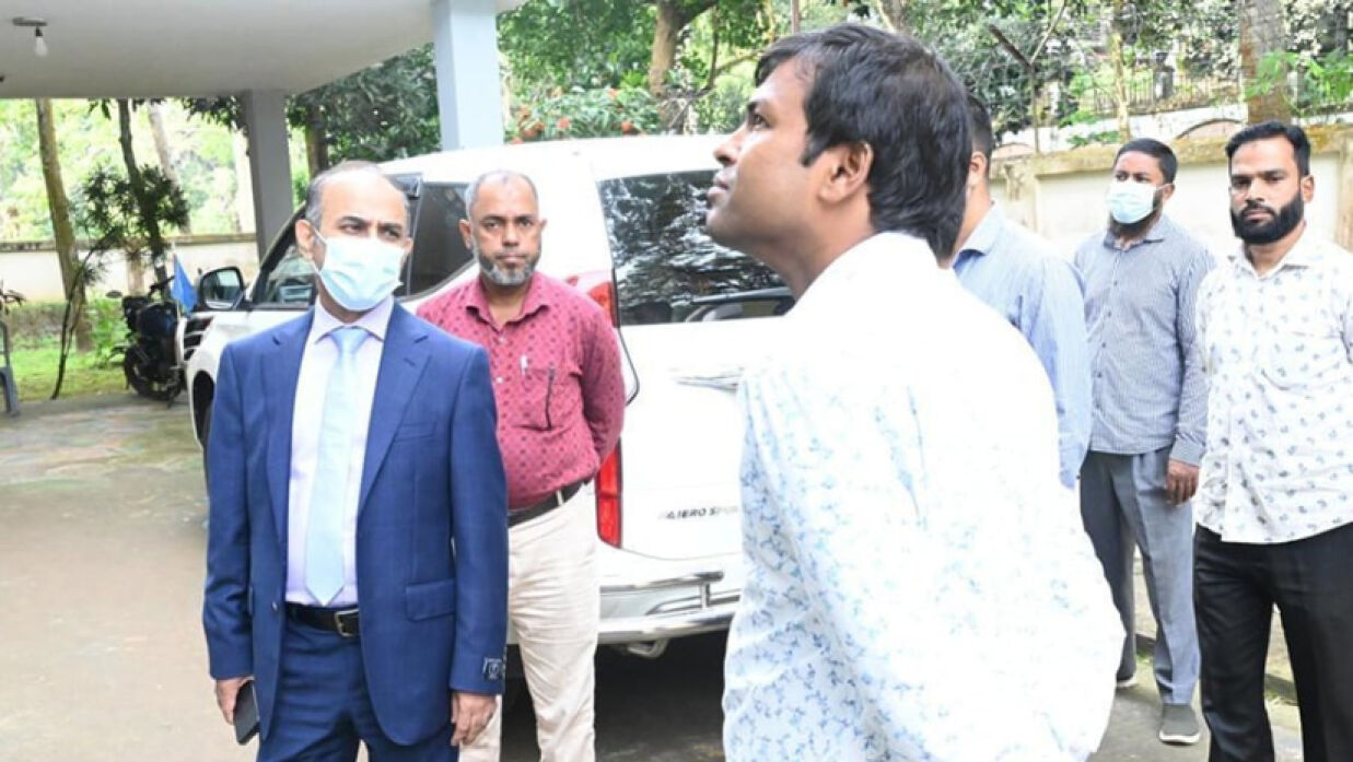 ভূমিকম্প পরবর্তীতে কুবি হল পরিদর্শনে উপাচার্য