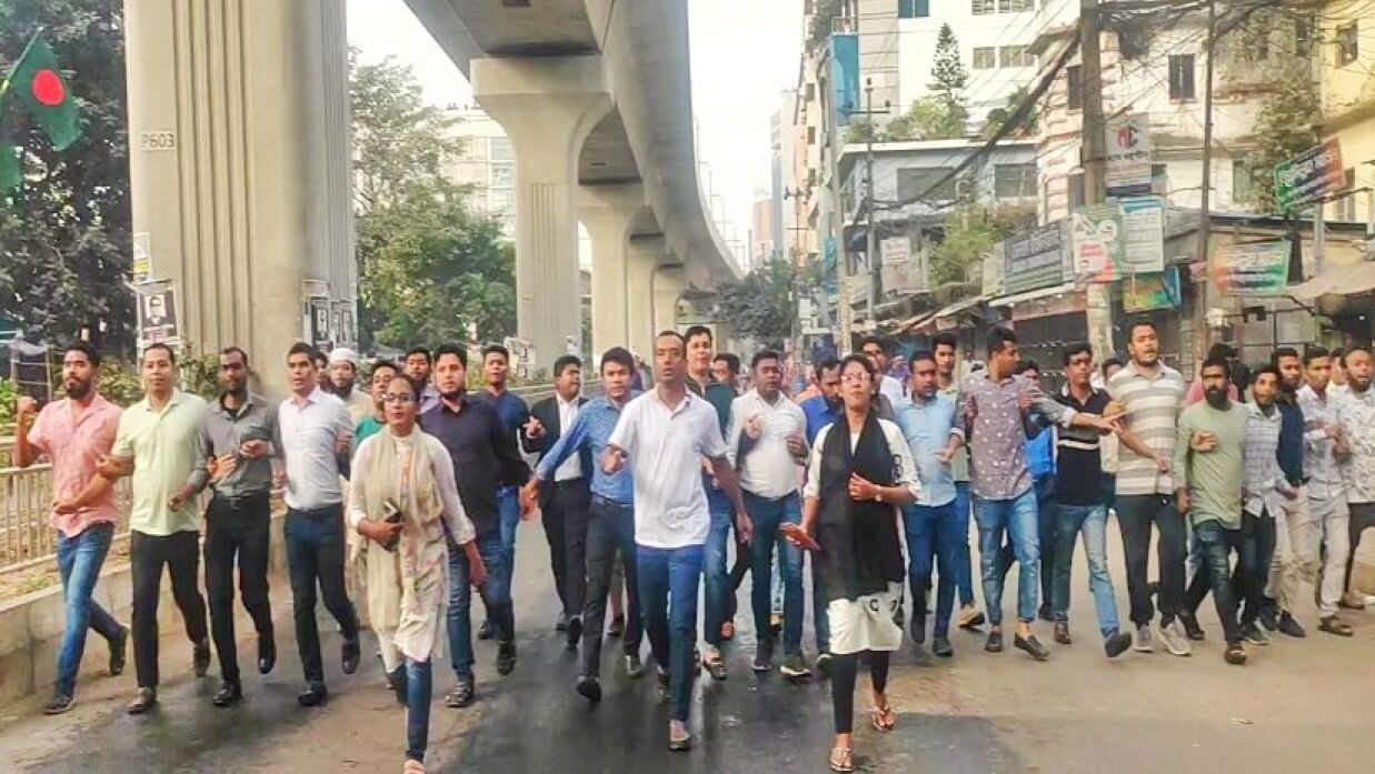 রাজধানীর পুরানা পল্টন এলাকায় বিক্ষোভ করেছেন ছাত্রদলের নেতা-কর্মীরা