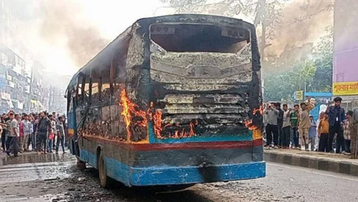 আওয়ামী লীগের পার্টি অফিসের পাশে বাসে আগুন