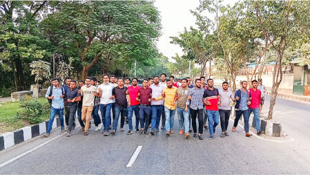 অবরোধের সমর্থনে মগবাজারে ছাত্রদলের মিছিল