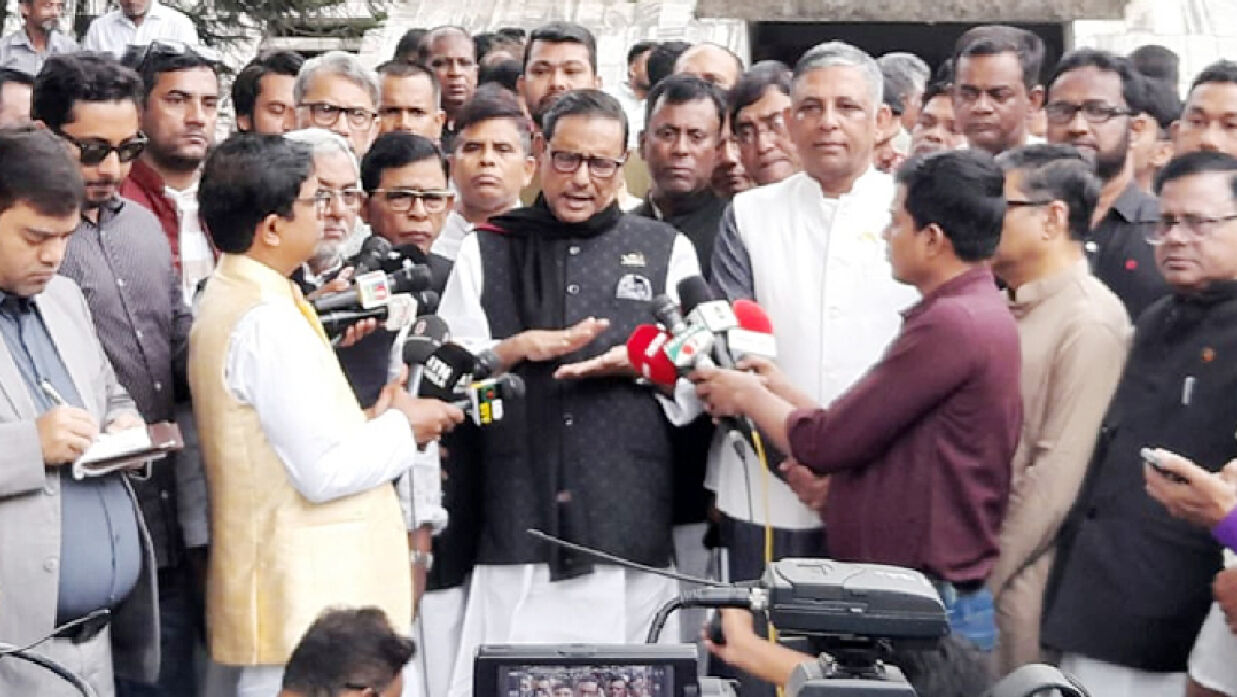 সাংবাদিকদের সঙ্গে কথা বলেন আওয়ামী লীগ সাধারণ সম্পাদক ওবায়দুল কাদের