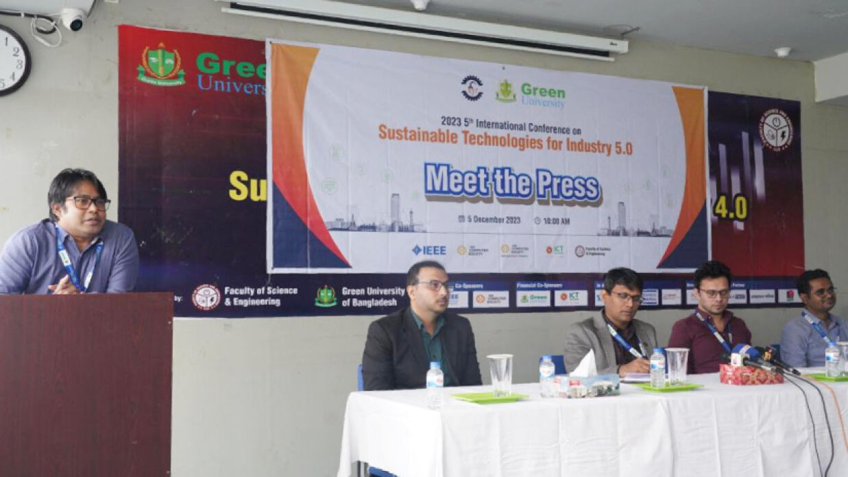 বিশ্ববিদ্যালয় ক্যাম্পাসে আয়োজিত সংবাদ সম্মেলন