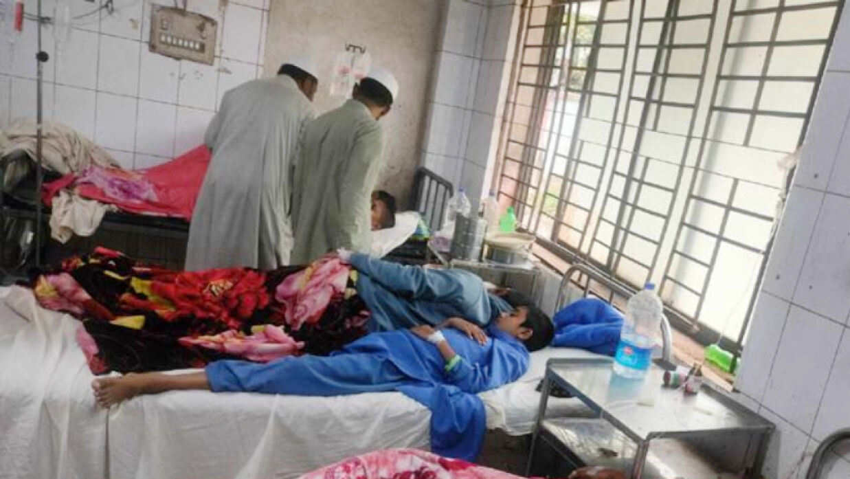 অসুস্থ শিক্ষার্থীরা গাইবান্ধা জেনারেল হাসপাতালে চিকিৎসাধীন