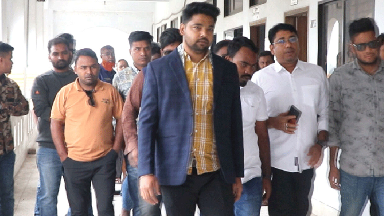 আদালতে পাবনা জেলা ছাত্রলীগ সভাপতি মিজানুর রহমান সবুজ