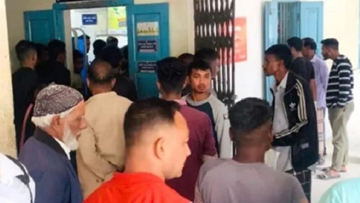 আহতদের স্থানীয় উপজেলা স্বাস্থ্যকেন্দ্রে নিয়ে যাওয়া হয়