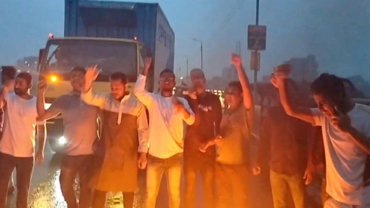 অবরোধের সমর্থনে বাবুবাজার ব্রীজে আগুন জ্বালিয়ে জবি ছাত্রদলের বিক্ষোভ মিছিল 