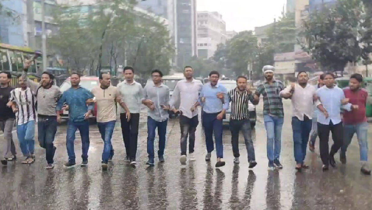  ধানমন্ডিতে বিক্ষোভ মিছিলে ছাত্রদল