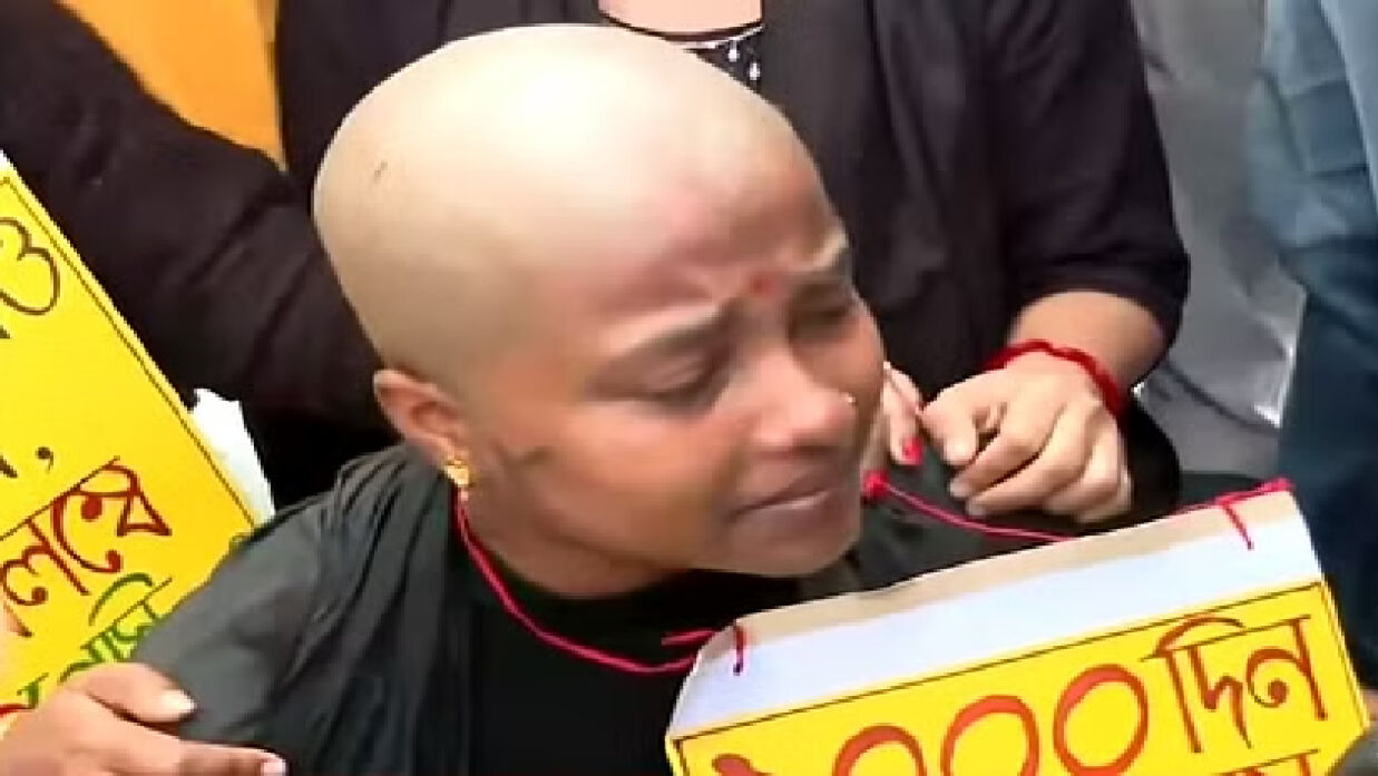 মাথা ন্যাড়া করে চাকরিপ্রার্থীদের প্রতিবাদ