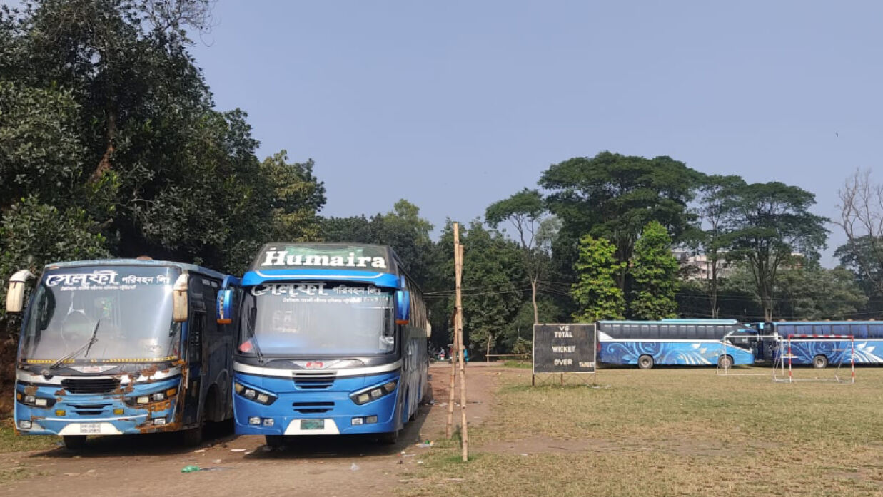 বিশ্ববিদ্যালয়ের কেন্দ্রীয় খেলার মাঠে সারি বেঁধে ১৫টি বাস আটক করে রাখা হয়েছে
