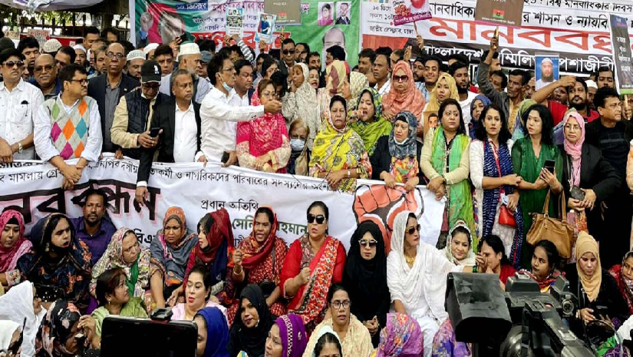 জাতীয় প্রেসক্লাবের সামনে বিএনপির মানববন্ধন অনুষ্ঠিত হয়েছে