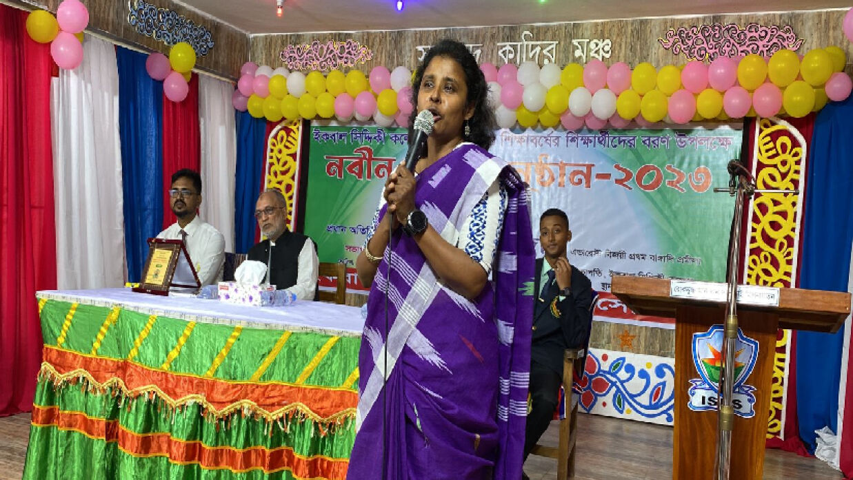 বক্তব্য রাখছেন এভারেস্ট বিজয়ী প্রথম বাঙালি প্রমীলা নিশাত মজুমদার