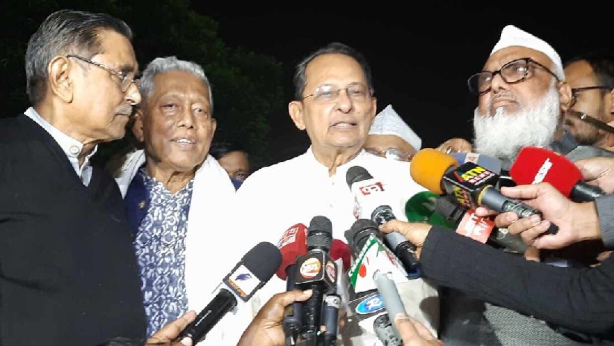 বৈঠক শেষে সাংবাদিকেদের সঙ্গে কথা বলেন জাসদ সভাপতি হাসানুল হক ইনু