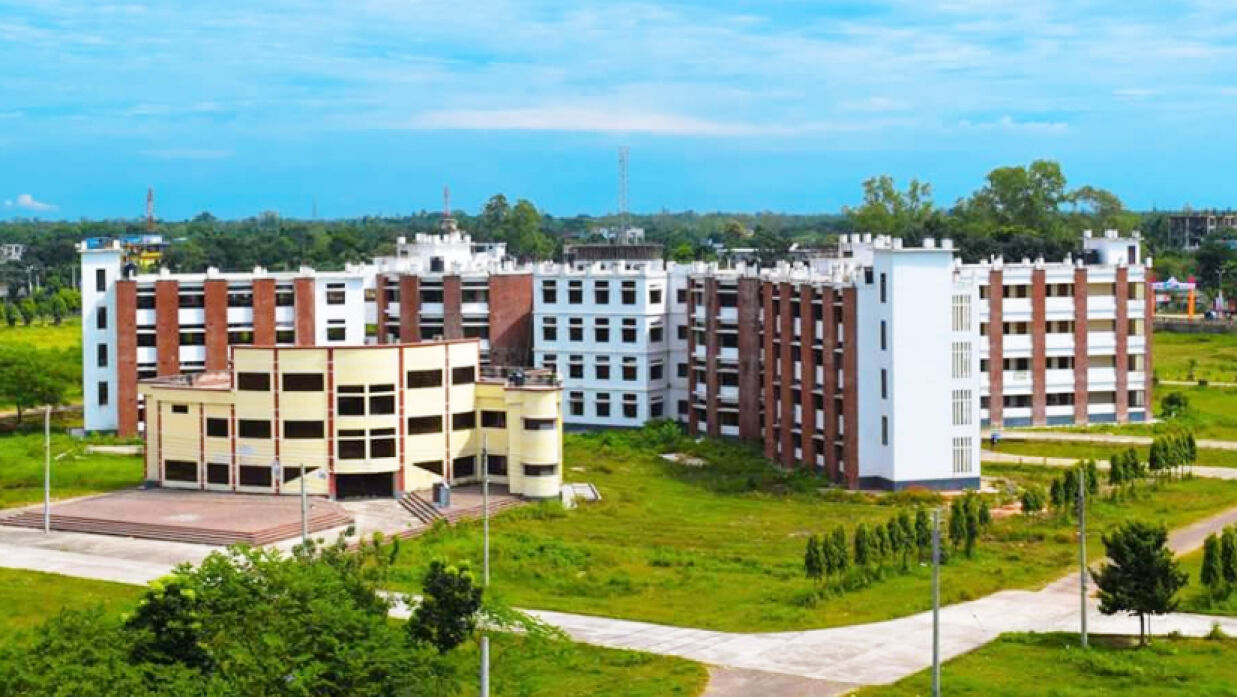 শ্রেণিকক্ষে ছাত্রীদের নেকাব খুলতে বাধ্য করলেন বিশ্ববিদ্যালয় শিক্ষিকা