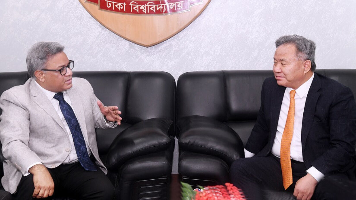দক্ষিণ কোরিয়ার রাষ্ট্রদূত পার্ক ইয়ং সিক ঢাবি উপাচার্য অধ্যাপক ড. এ এস এম মাকসুদ কামালের সঙ্গে সাক্ষাৎ করেন