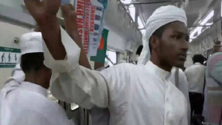 ১০৫ মাদ্রাসাছাত্রকে মেট্রোতে ভ্রমণ করাল ছাত্রলীগ, ছিলেন হাফেজও