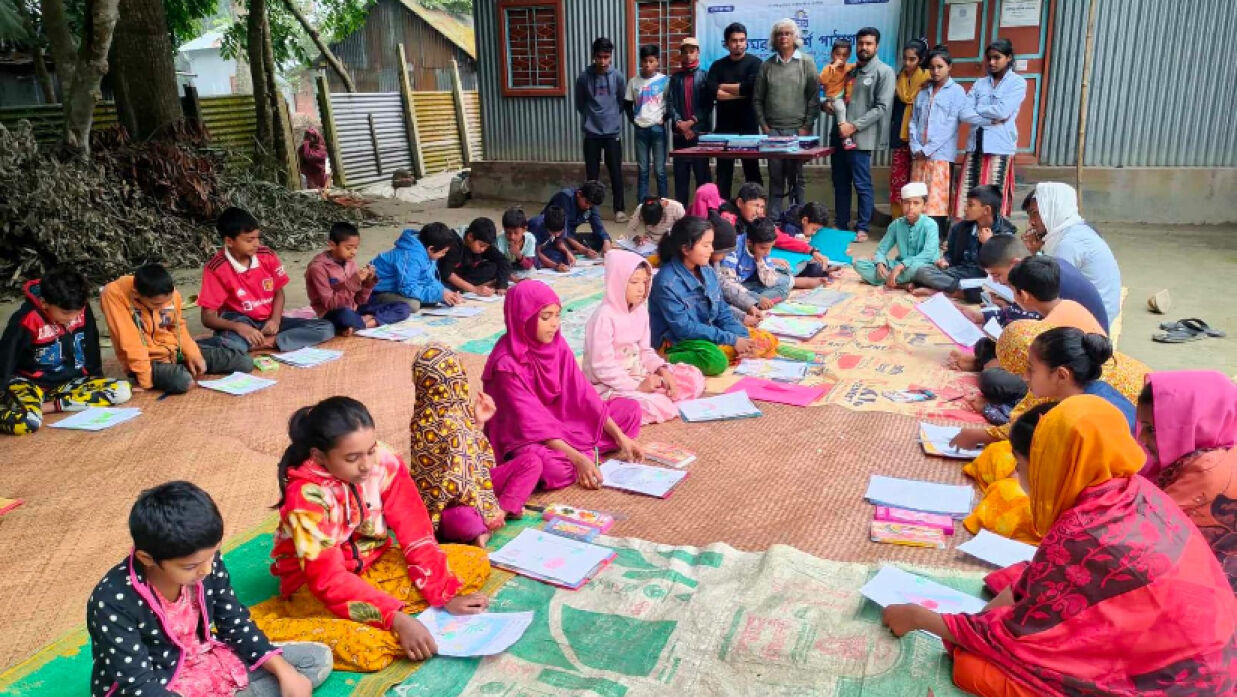 টাঙ্গাইল হানাদার মুক্ত দিবস উপলক্ষে শিশু-কিশোরদের চিত্রাঙ্কন প্রতিযোগিতার আয়োজন করে বাতিঘর আদর্শ পাঠাগার