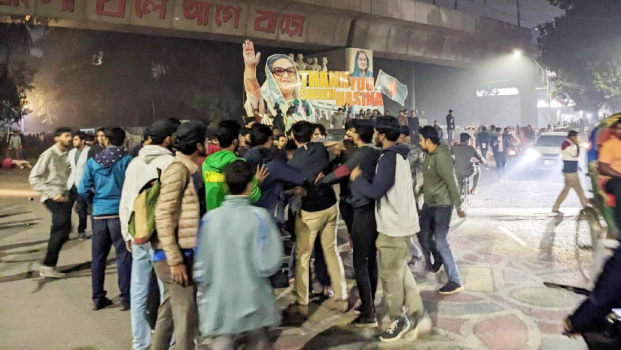 ঢাবির রাজু ভাস্কর্যের সামনে গণতান্ত্রিক ছাত্রজোট ও ছাত্রলীগের মধ্যে সংঘর্ষ
